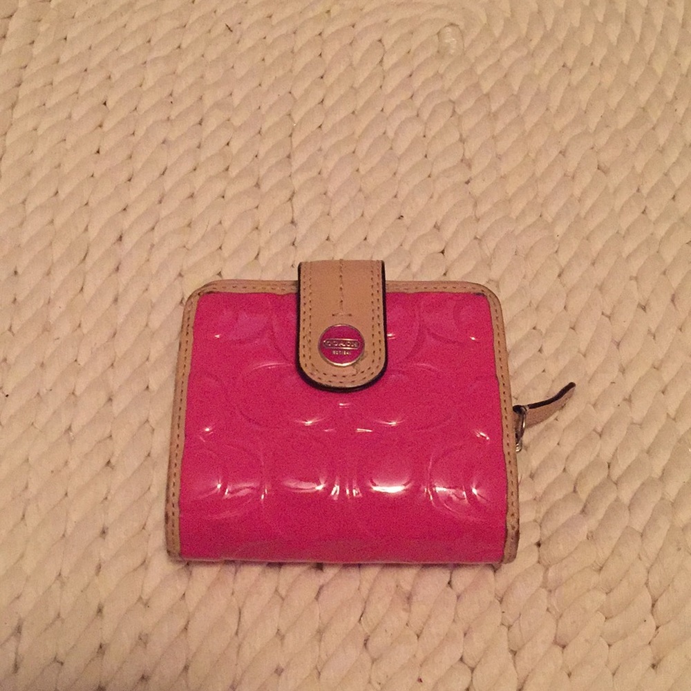 COACH SIGNATURE PINK PATENT LEATHER WALLET